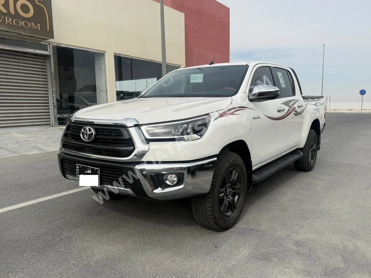 تويوتا هاي لوكس اس ار 5 2025 اوتوماتيك 12,000 كم 4 سلندر دفع رباعي بيكب أبيض تحت الضمان