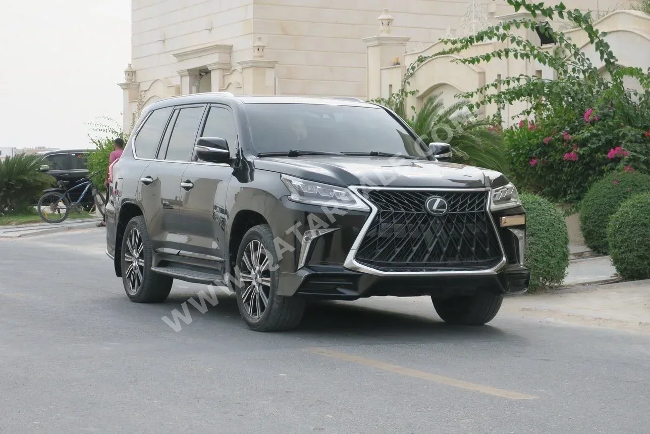 لكزس ال اكس 570 اس 2018 اوتوماتيك 159,000 كم 8 سلندر دفع رباعي اس يو في أسود