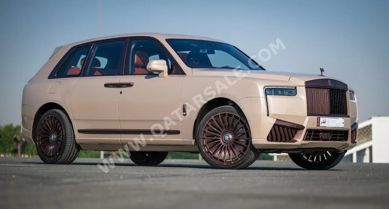 رولز - رويس كولينان 2020 اوتوماتيك 39,374 كم 12 سلندر دفع رباعي اس يو في ذهبي