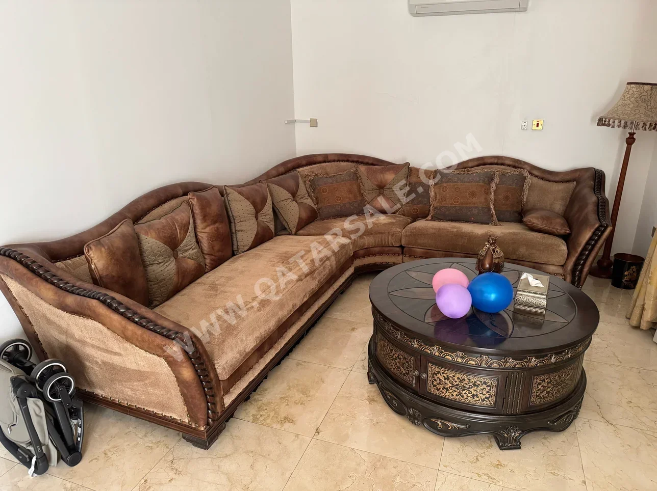 الأرائك والكنب والكراسي - جلدية الماتش - بني - مع طاولة وطاولات جانبية