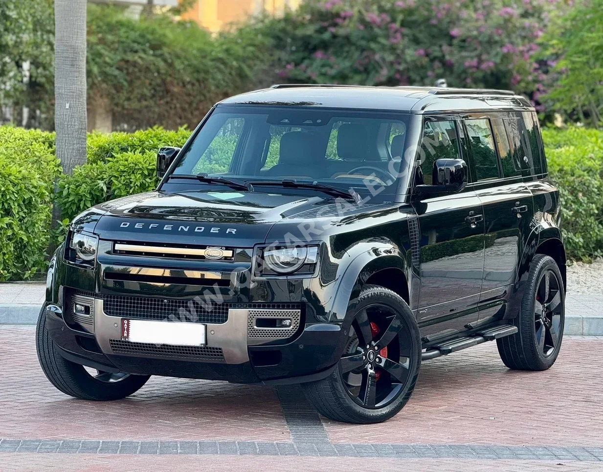 لاند روفر ديفيندر 110 اكس 2022 اوتوماتيك 90,000 كم 6 سلندر دفع رباعي اس يو في أسود تحت الضمان