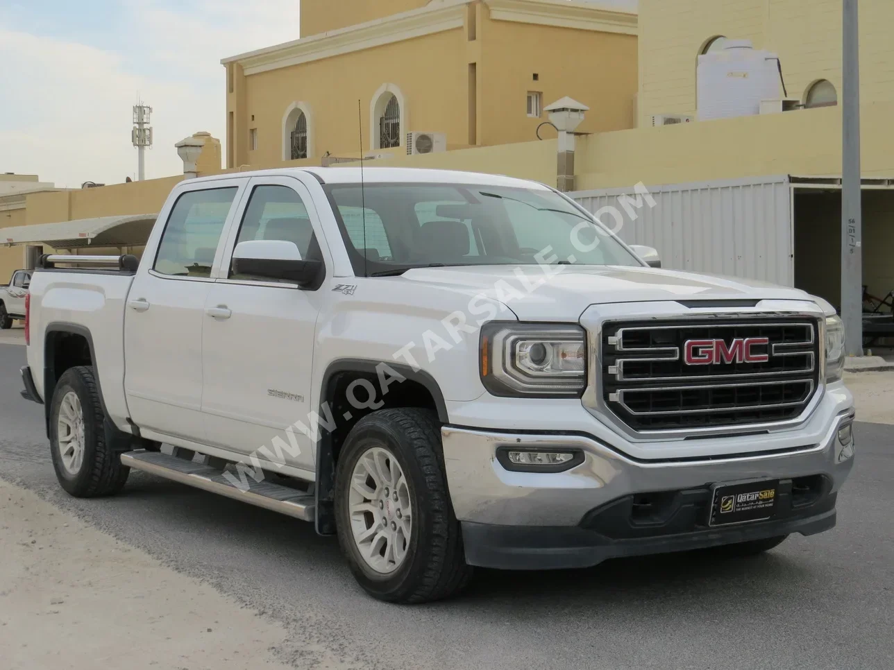 GMC Sierra SLE 2017 Automatic 50,000 Km 8 Cylinder Four Wheel Drive (4WD) Pick Up White