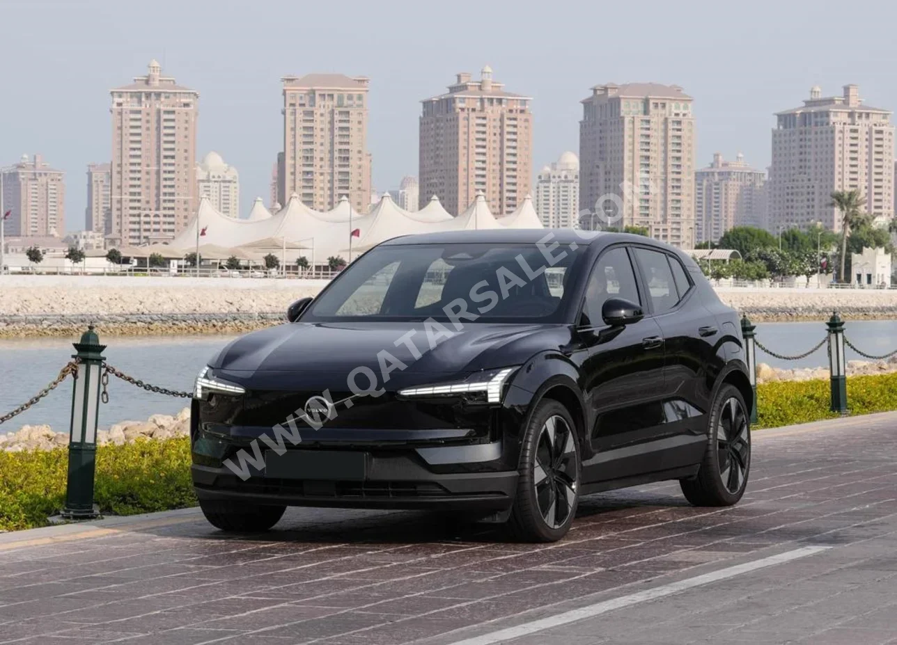 فولفو اي اكس 30 2025 اوتوماتيك 5,500 كم 4 سلندر دفع رباعي اس يو في أسود تحت الضمان