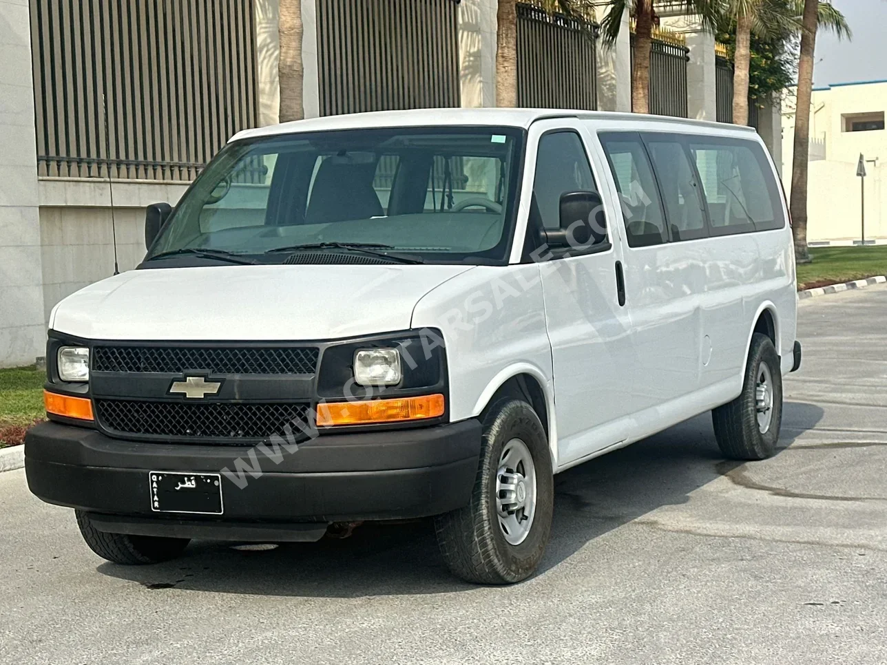 شفروليه اكسبرس 2015 اوتوماتيك 63,000 كم 8 سلندر دفع خلفي فان \ باص أبيض