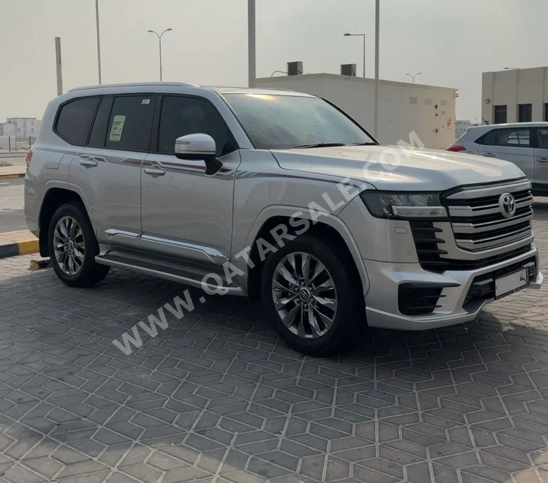 تويوتا لاند كروزر جي اكس ار توين توربو 2025 اوتوماتيك 17,000 كم 6 سلندر دفع رباعي اس يو في فضي تحت الضمان