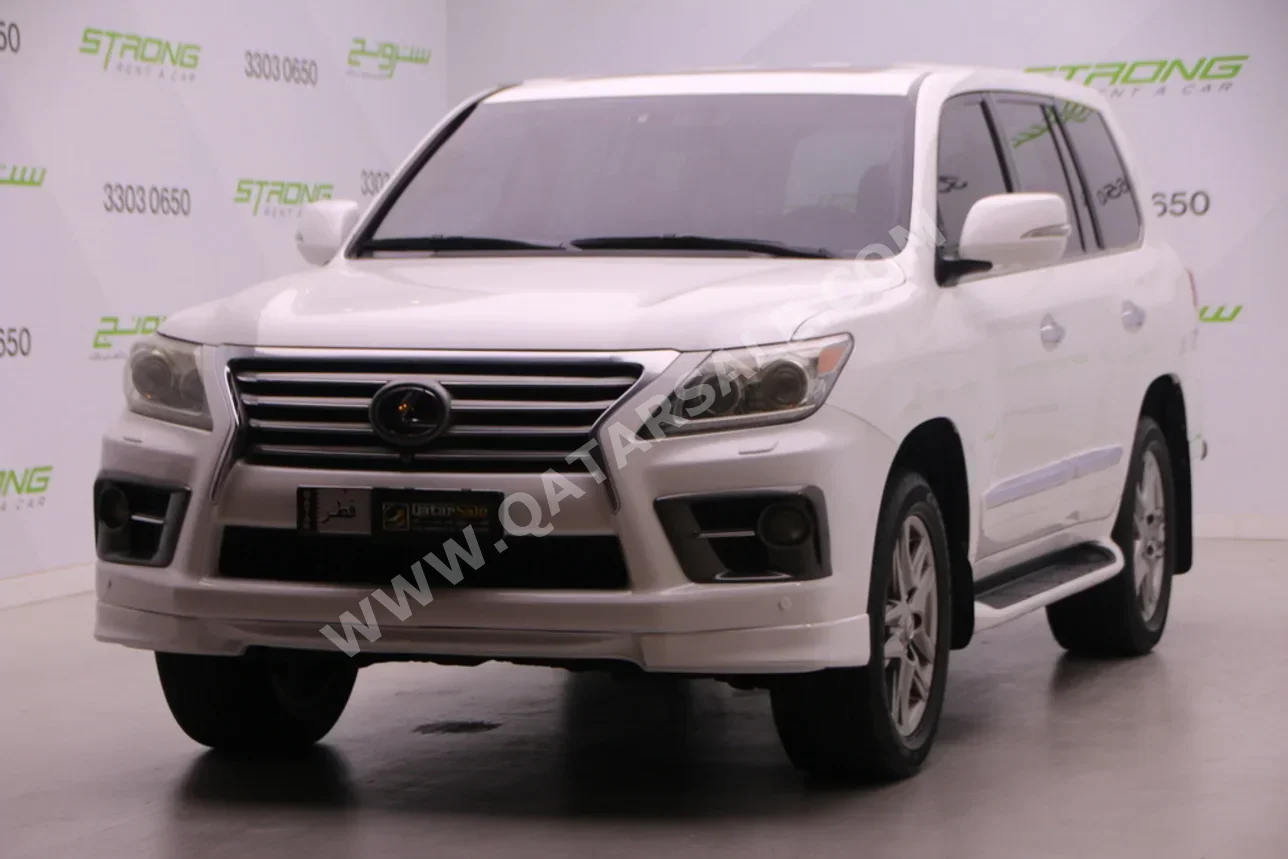 لكزس ال اكس 570 2013 اوتوماتيك 270,000 كم 8 سلندر دفع رباعي اس يو في أبيض