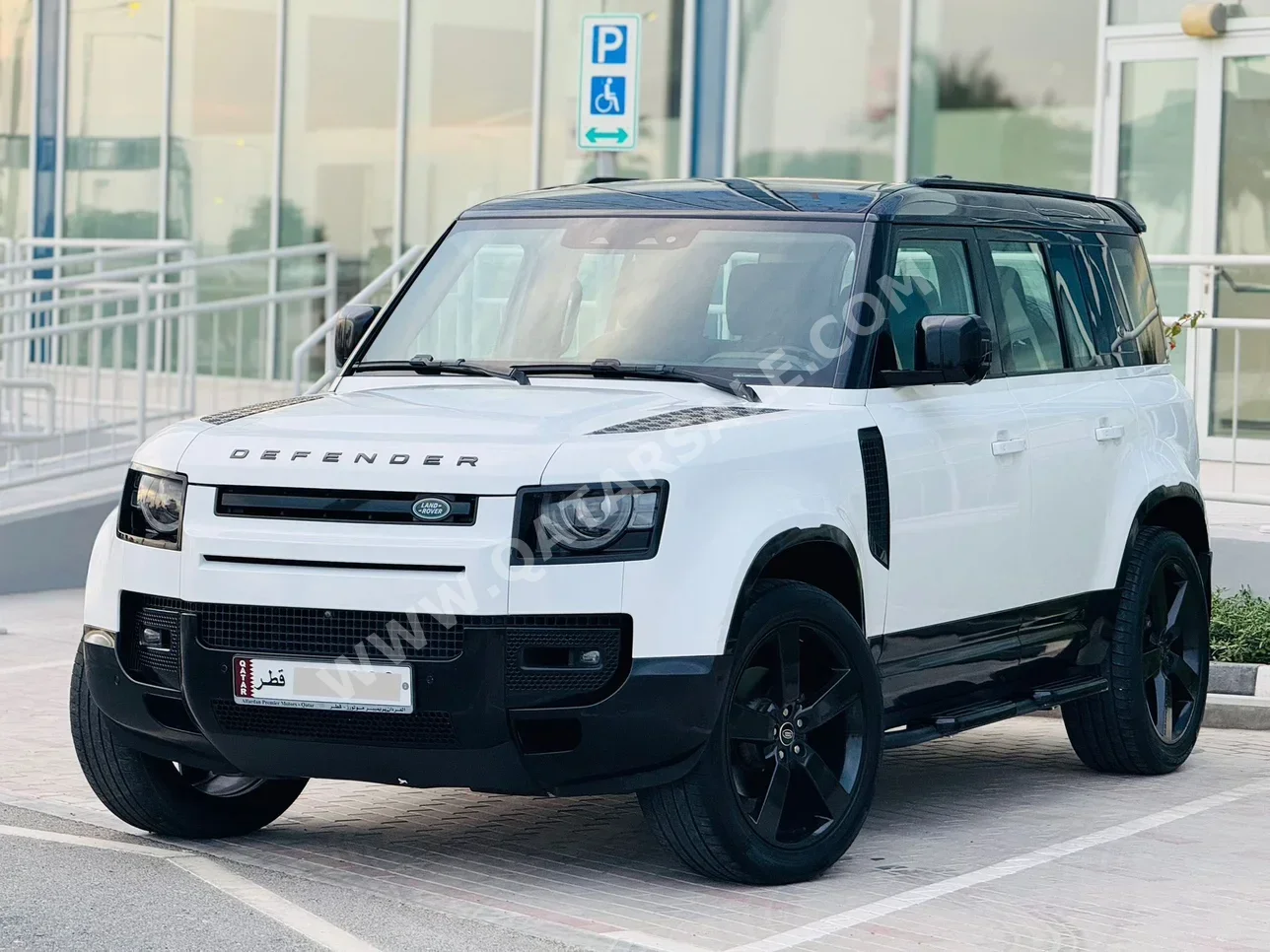 لاند روفر ديفيندر 110 2022 اوتوماتيك 121,000 كم 4 سلندر دفع رباعي اس يو في أبيض تحت الضمان