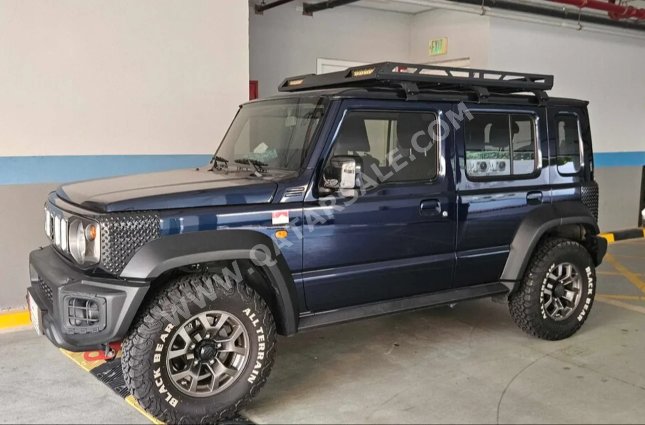 سوزوكي جمني جي ال اكس 2024 اوتوماتيك 27,200 كم 4 سلندر دفع رباعي اس يو في أسود و أزرق تحت الضمان