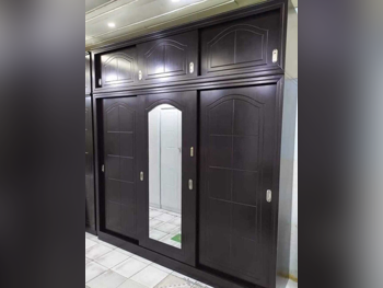 خزائن ودواليب الملابس والزينة - دوحة فيرنيتشر - خزائن - بنى