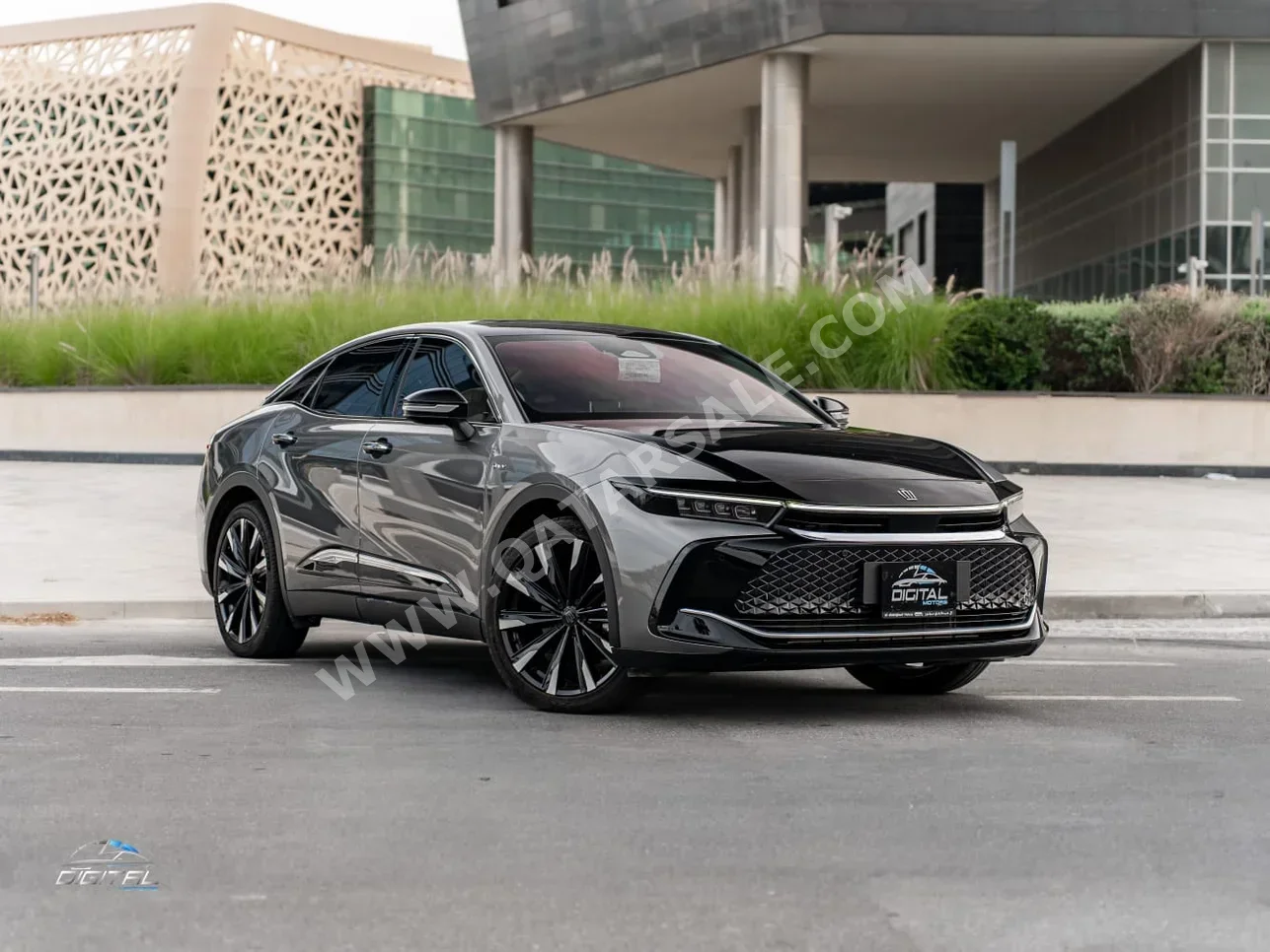 تويوتا كراون هايبرد 2024 اوتوماتيك 32,300 كم 4 سلندر سحب امامي سيدان رمادي وأسود تحت الضمان