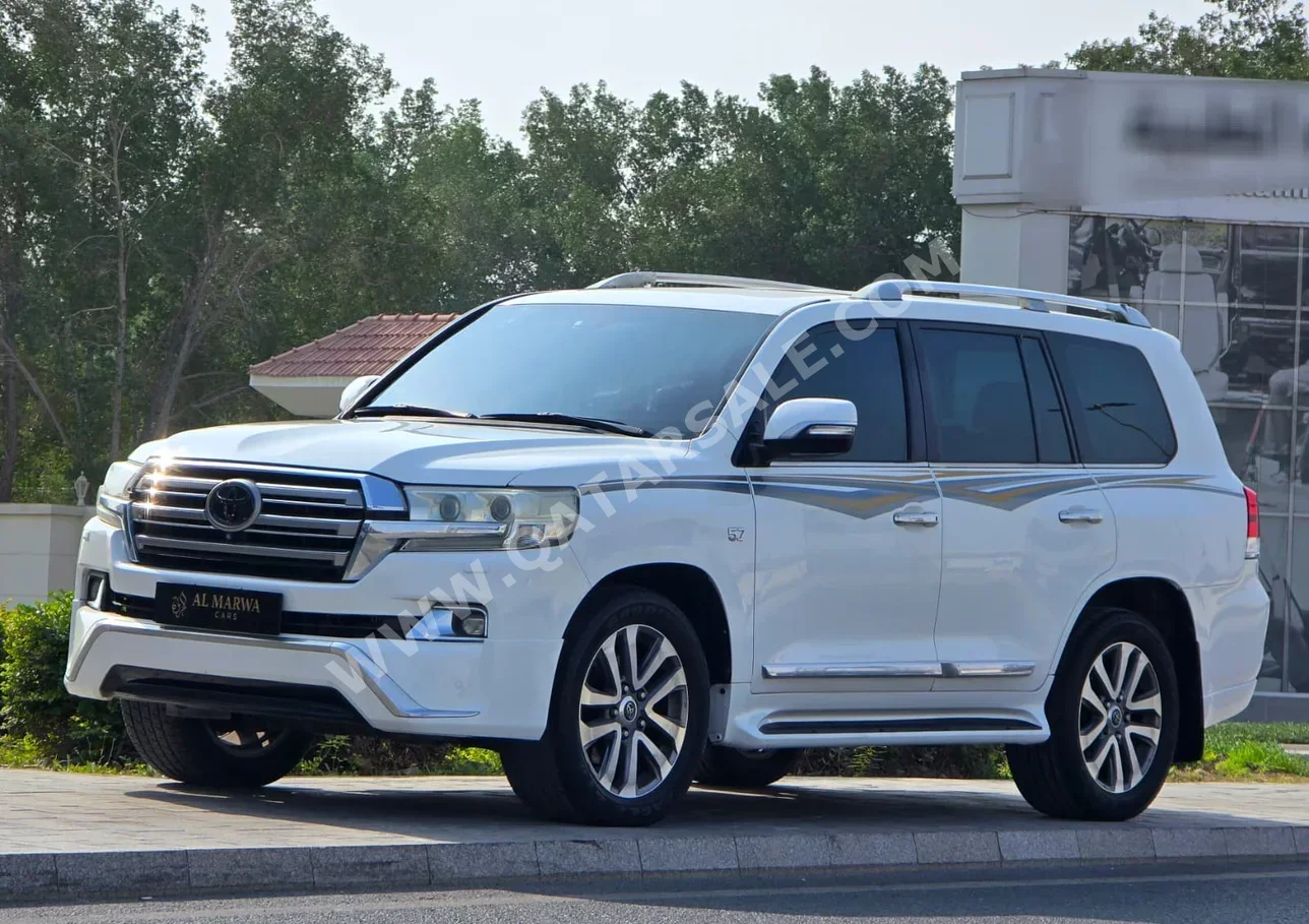 تويوتا لاند كروزر في اكس ار 2016 اوتوماتيك 350,000 كم 8 سلندر دفع رباعي اس يو في أبيض