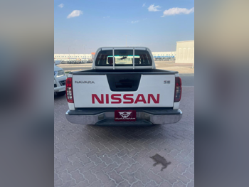 نيسان نافارا أس اي 2011 عادي 153,000 كم 4 سلندر دفع خلفي بيكب أبيض