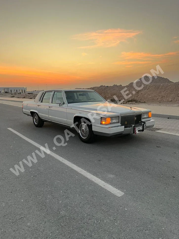Cadillac DeVille 1990 Automatic 211,000 Km 8 Cylinder Rear Wheel Drive (RWD) Classic White