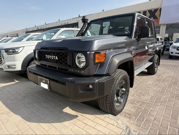 تويوتا  لاند كروزر  ال اكس  2025  عادي  0 كم  6 سلندر  دفع رباعي  بيكب  رمادي  تحت الضمان