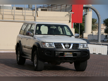 نيسان باترول سفاري 2004 اوتوماتيك 380,000 كم 6 سلندر دفع رباعي اس يو في أبيض