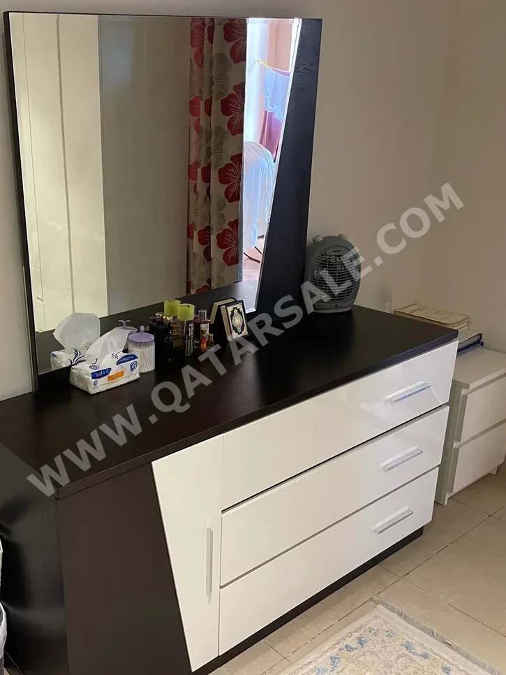 أطقم غرف نوم - طقم مكون من 5 قطع - بنى