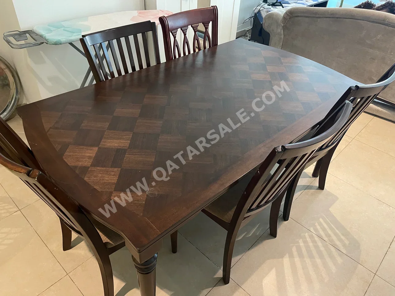 الطاولات والخزائن الجانبية - بنى