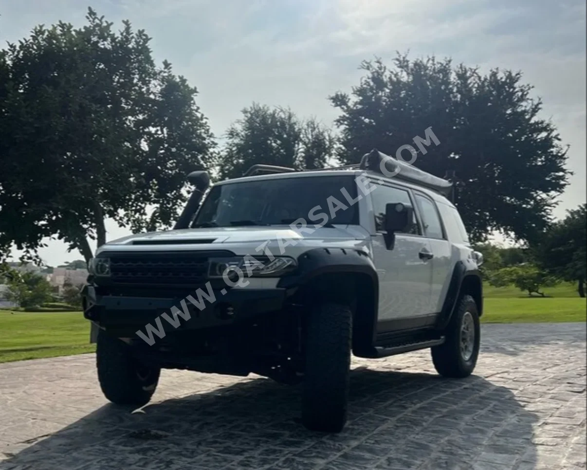 Toyota FJ Cruiser 2012 Automatic 186,000 Km 6 Cylinder Four Wheel Drive (4WD) SUV White