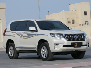 تويوتا برادو 2020 اوتوماتيك 66,000 كم 6 سلندر دفع رباعي اس يو في أبيض لؤلؤي