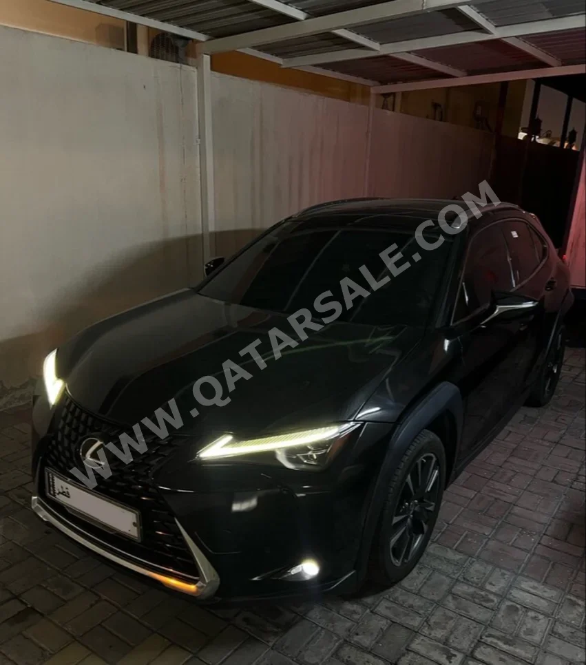 لكزس يو أكس 200 2023 اوتوماتيك 59,000 كم 4 سلندر دفع رباعي اس يو في أسود تحت الضمان