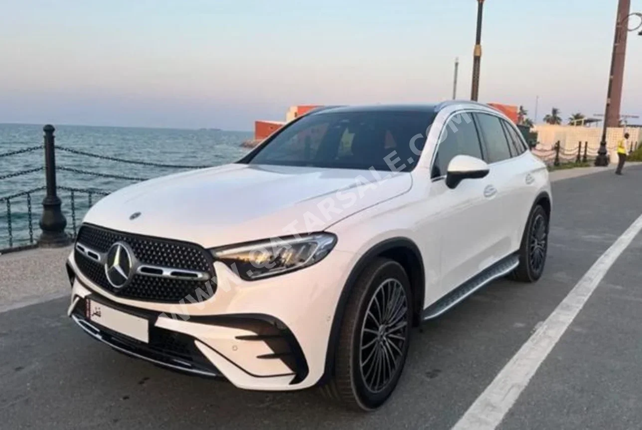 مرسيدس - بنز جي ال سي 200 2024 اوتوماتيك 36,000 كم 4 سلندر دفع رباعي اس يو في أبيض تحت الضمان