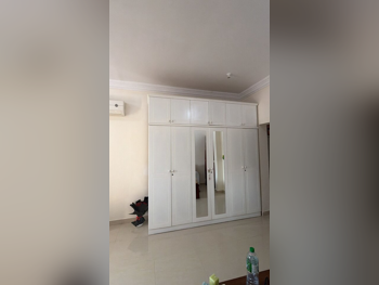 خزائن ودواليب الملابس والزينة - أبيض