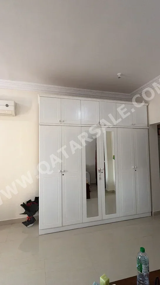 خزائن ودواليب الملابس والزينة - أبيض