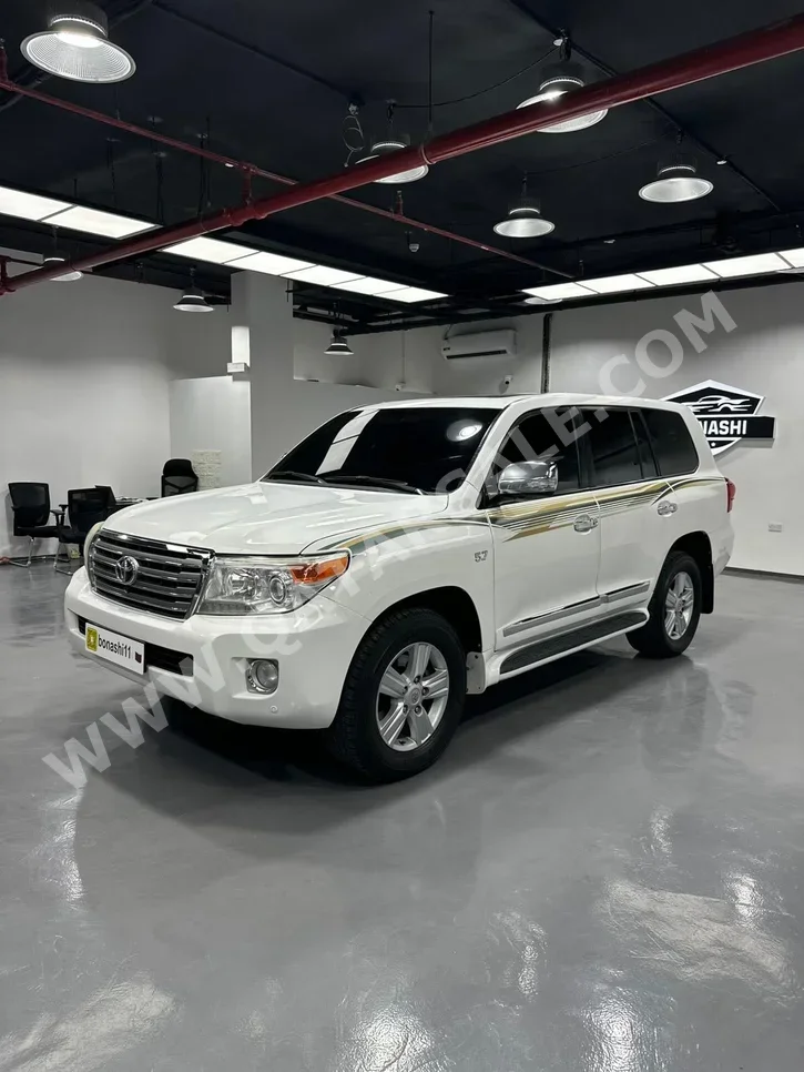 تويوتا لاند كروزر في اكس ار 2013 اوتوماتيك 316,000 كم 8 سلندر دفع رباعي اس يو في أبيض