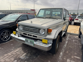 Toyota  Land Cruiser  LX  1991  Manual  370,000 Km  6 Cylinder  Four Wheel Drive (4WD)  Pick Up  Gold