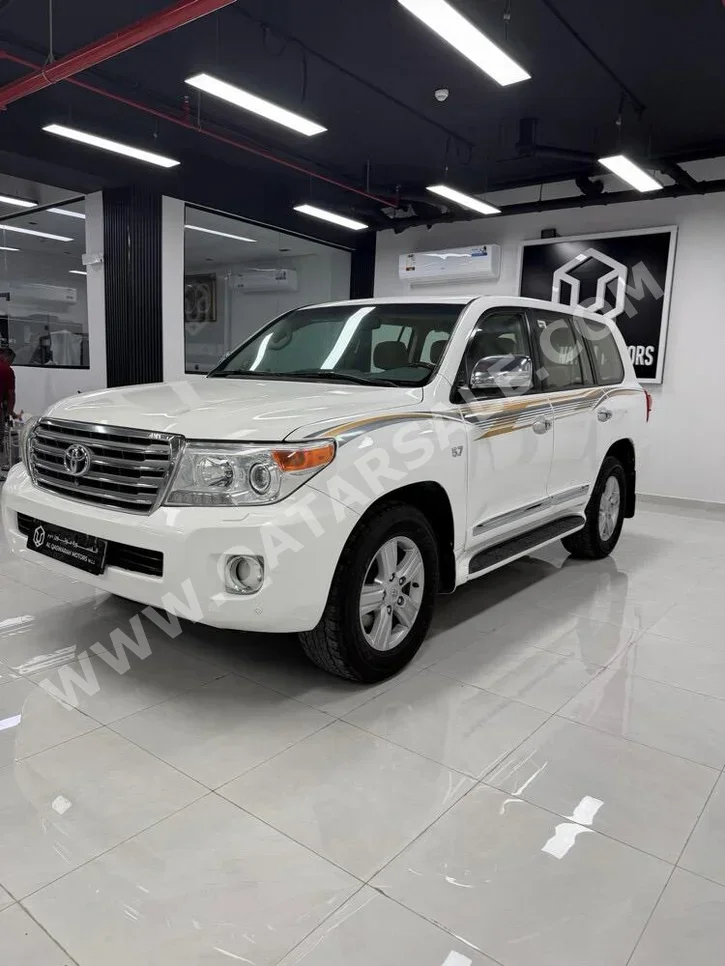 تويوتا لاند كروزر في اكس ار 2013 اوتوماتيك 442,000 كم 8 سلندر دفع رباعي اس يو في أبيض