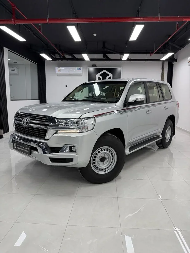 تويوتا  لاند كروزر  جي اكس ار  2020  اوتوماتيك  275,000 كم  8 سلندر  دفع رباعي  اس يو في  فضي
