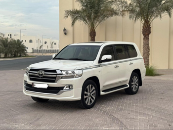 تويوتا  لاند كروزر  في اكس ار  2019  اوتوماتيك  190,000 كم  8 سلندر  دفع رباعي  اس يو في  أبيض