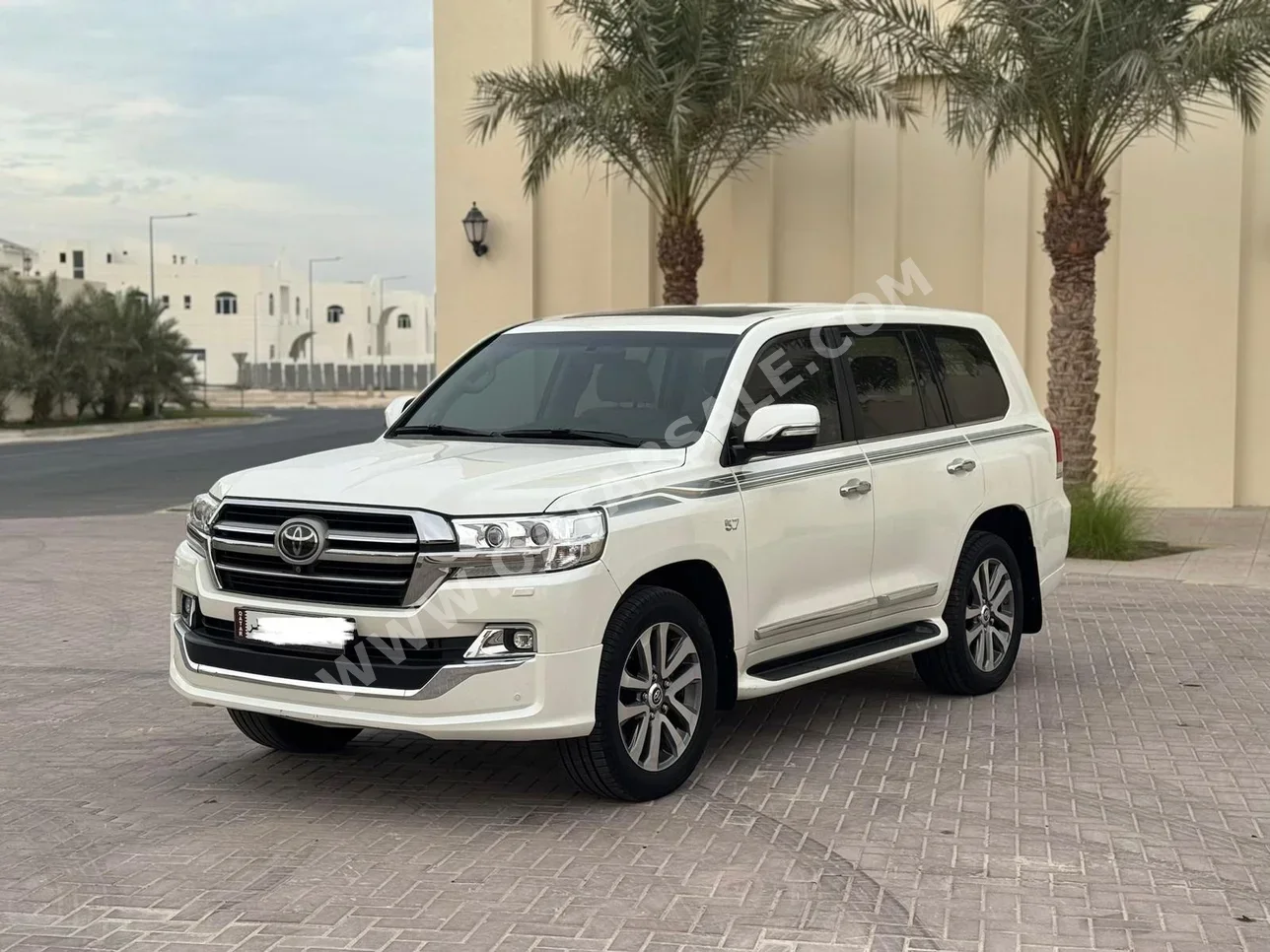 تويوتا لاند كروزر في اكس ار 2019 اوتوماتيك 190,000 كم 8 سلندر دفع رباعي اس يو في أبيض