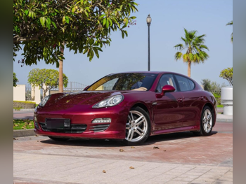 بورش بانميرا 2013 اوتوماتيك 40,000 كم 6 سلندر دفع خلفي سيدان عنابي