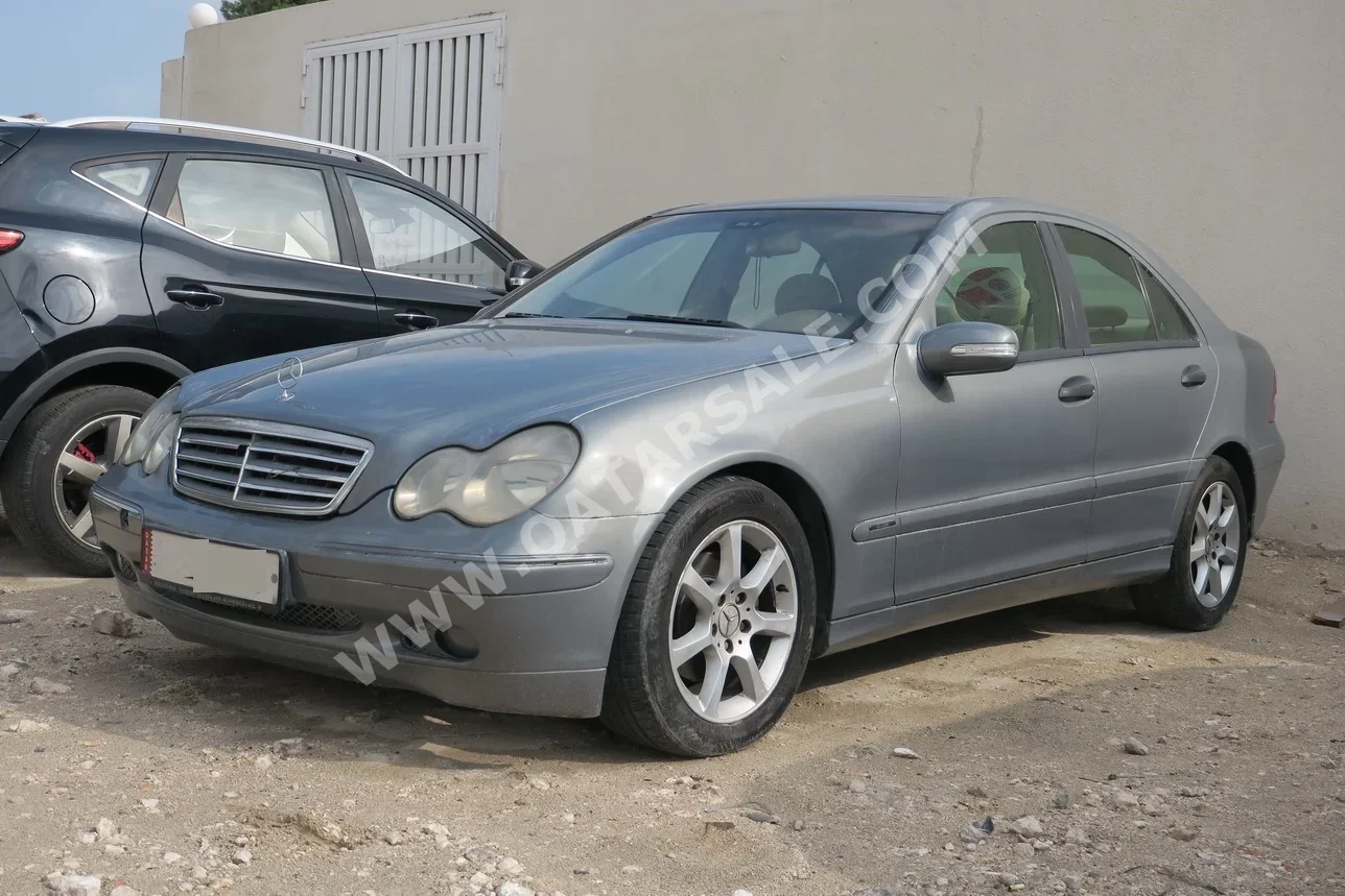 مرسيدس - بنز سي - كلاس 200 2005 اوتوماتيك 270,000 كم 4 سلندر دفع خلفي سيدان فضي