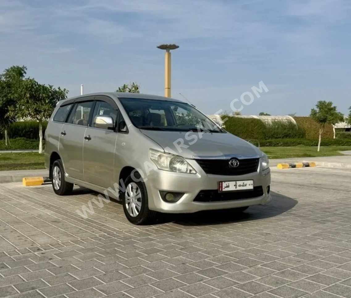 تويوتا  إنوفا  2014  اوتوماتيك  282,000 كم  4 سلندر  سحب امامي  فان \ باص  ذهبي