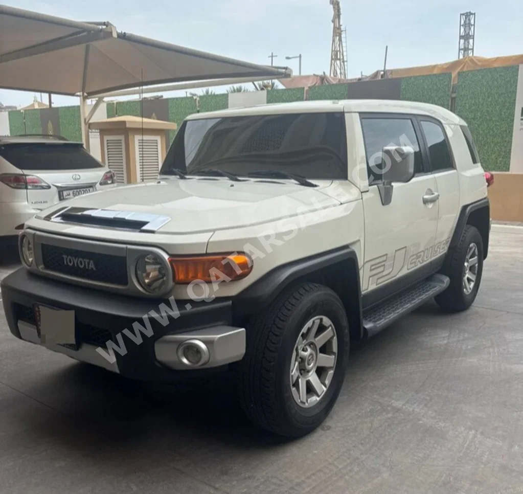 تويوتا إف جي كروزر 2022 اوتوماتيك 52,000 كم 6 سلندر دفع رباعي اس يو في أبيض تحت الضمان