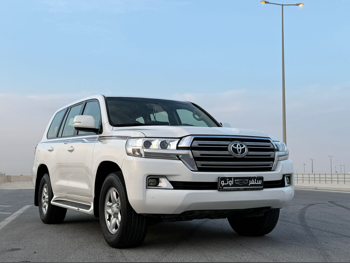 تويوتا  لاند كروزر  جي اكس ار  2020  اوتوماتيك  165,000 كم  6 سلندر  دفع رباعي  اس يو في  أبيض