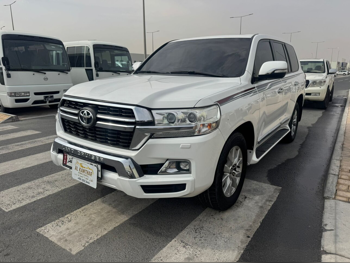 Toyota  Land Cruiser  GXR  2016  Automatic  280,000 Km  8 Cylinder  Four Wheel Drive (4WD)  SUV  White