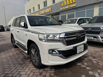 Toyota  Land Cruiser  VXR  2017  Automatic  129,000 Km  8 Cylinder  Four Wheel Drive (4WD)  SUV  White