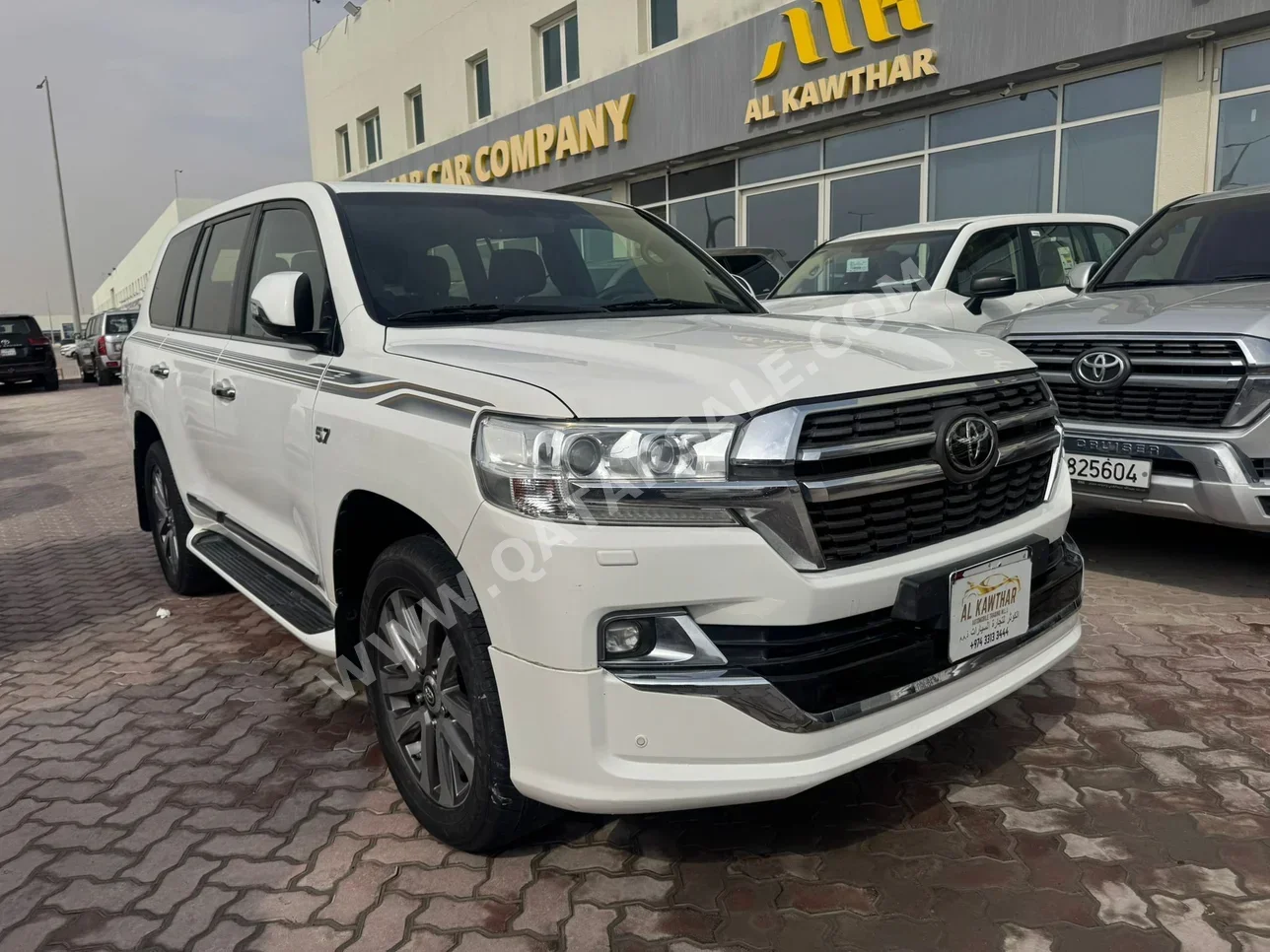 Toyota Land Cruiser VXR 2017 Automatic 129,000 Km 8 Cylinder Four Wheel Drive (4WD) SUV White