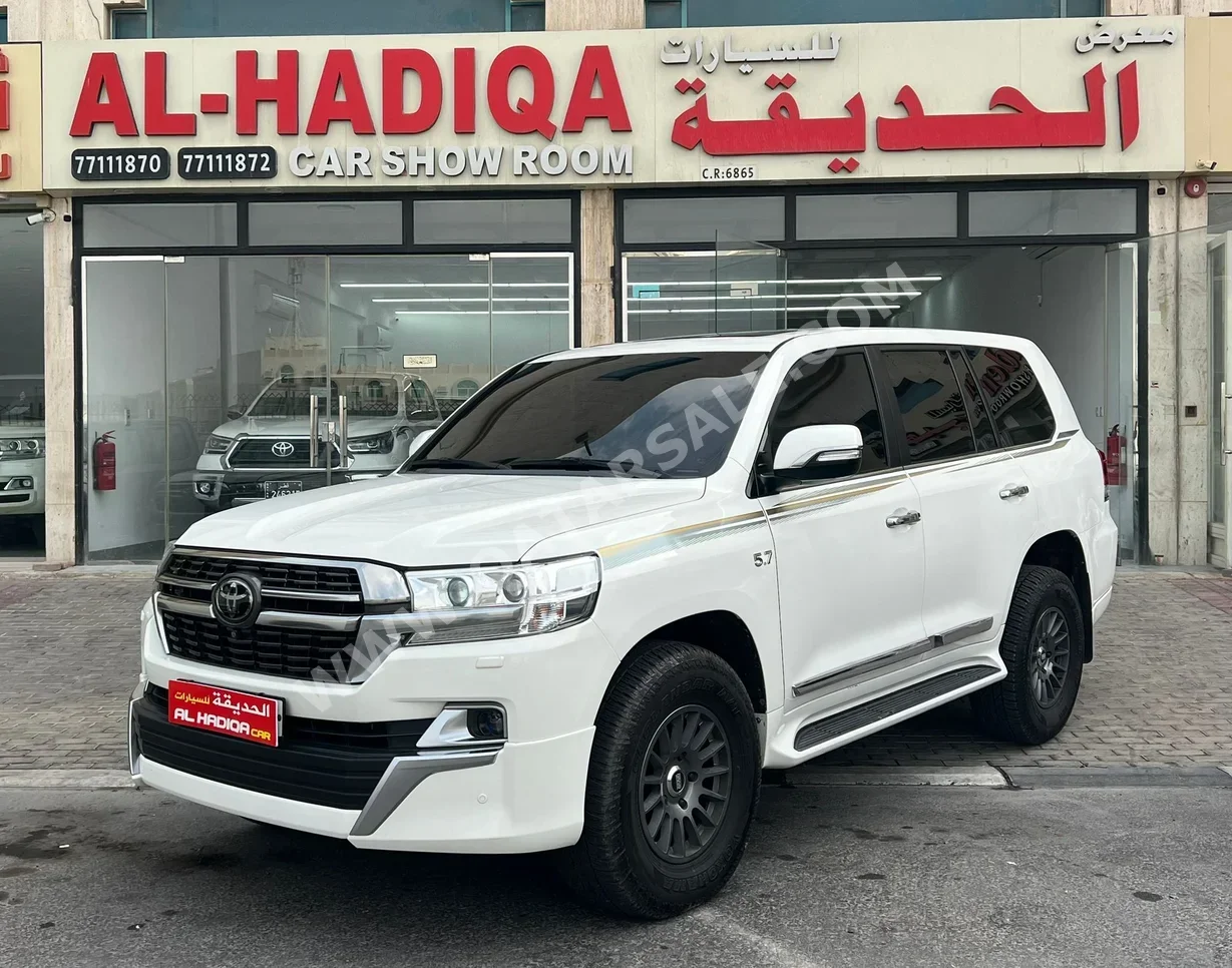 Toyota Land Cruiser VXR 2019 Automatic 180,000 Km 8 Cylinder Four Wheel Drive (4WD) SUV White
