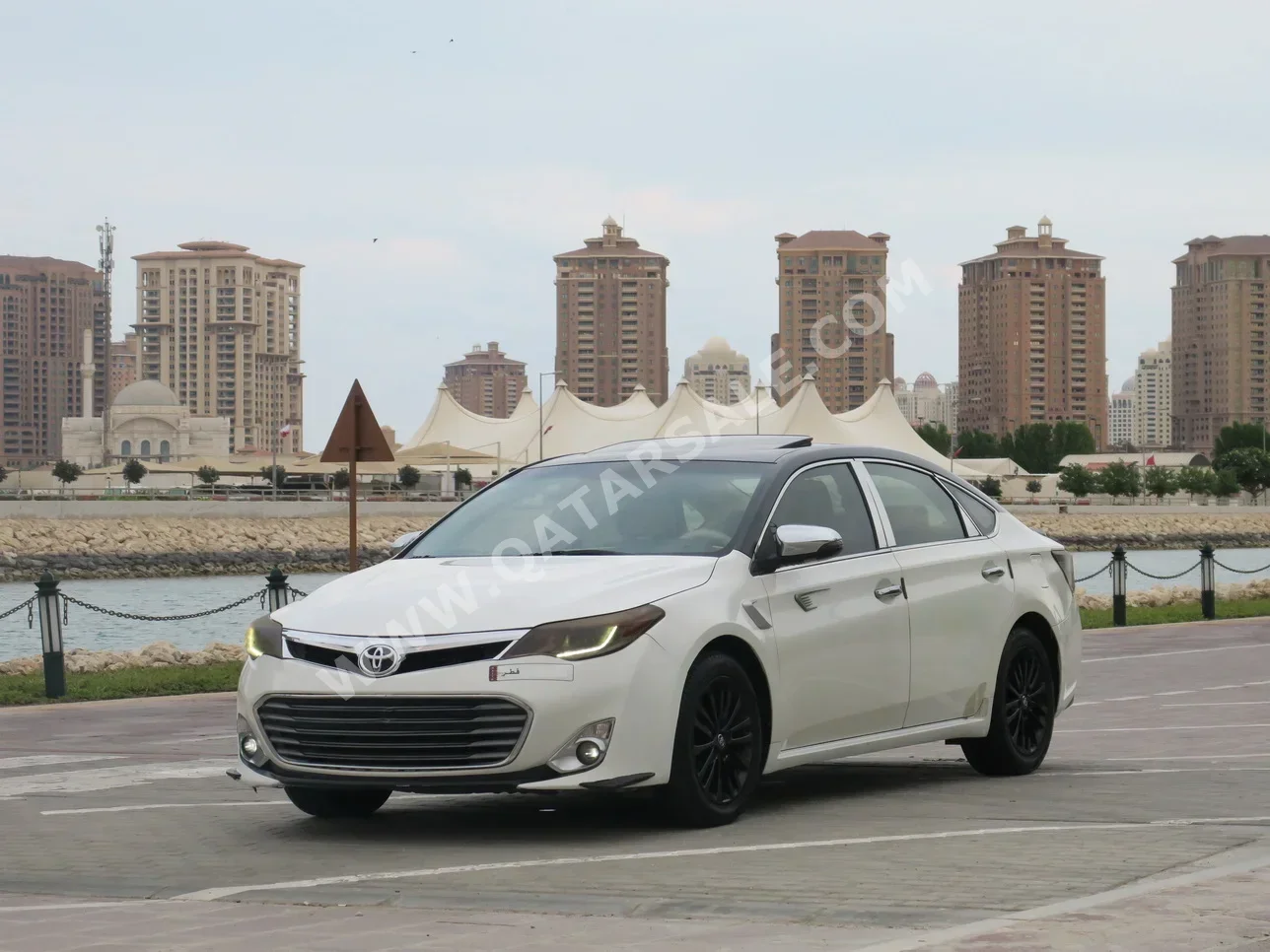 تويوتا أفالون لمتيد 2014 اوتوماتيك 182,000 كم 6 سلندر سحب امامي سيدان أبيض