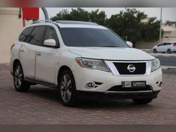 نيسان باثفايندر 2014 اوتوماتيك 247,000 كم 6 سلندر دفع رباعي اس يو في أبيض