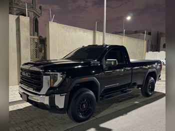 جي ام سي سييرا 2500 HD 2025 اوتوماتيك 21,000 كم 8 سلندر دفع رباعي بيكب أسود تحت الضمان