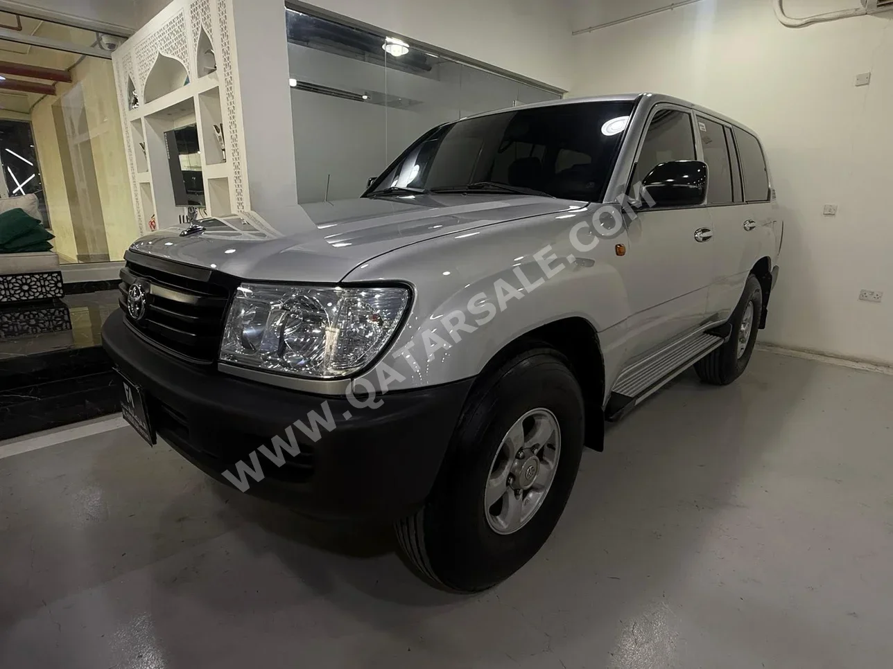 Toyota  Land Cruiser  G  2007  Manual  42,000 Km  6 Cylinder  Four Wheel Drive (4WD)  SUV  Silver