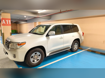 تويوتا  لاند كروزر  جي  2012  اوتوماتيك  280,700 كم  6 سلندر  دفع رباعي  اس يو في  أبيض