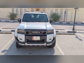 تويوتا برادو 2025 اوتوماتيك 250 كم 4 سلندر دفع رباعي اس يو في أبيض تحت الضمان