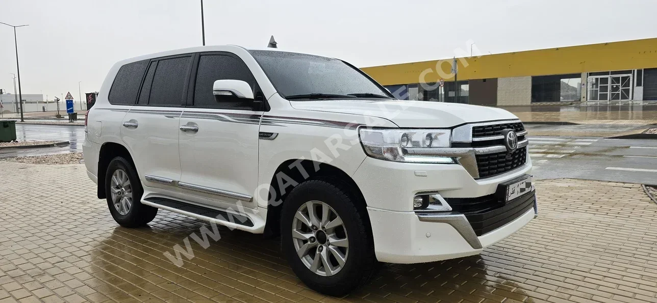 Toyota  Land Cruiser  GXR  2013  Automatic  108,000 Km  8 Cylinder  Four Wheel Drive (4WD)  SUV  White
