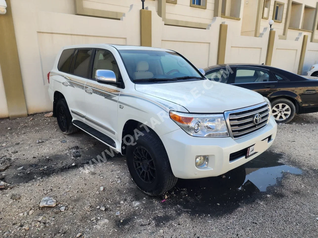 Toyota  Land Cruiser  VXR  2013  Automatic  350,000 Km  8 Cylinder  Four Wheel Drive (4WD)  SUV  White